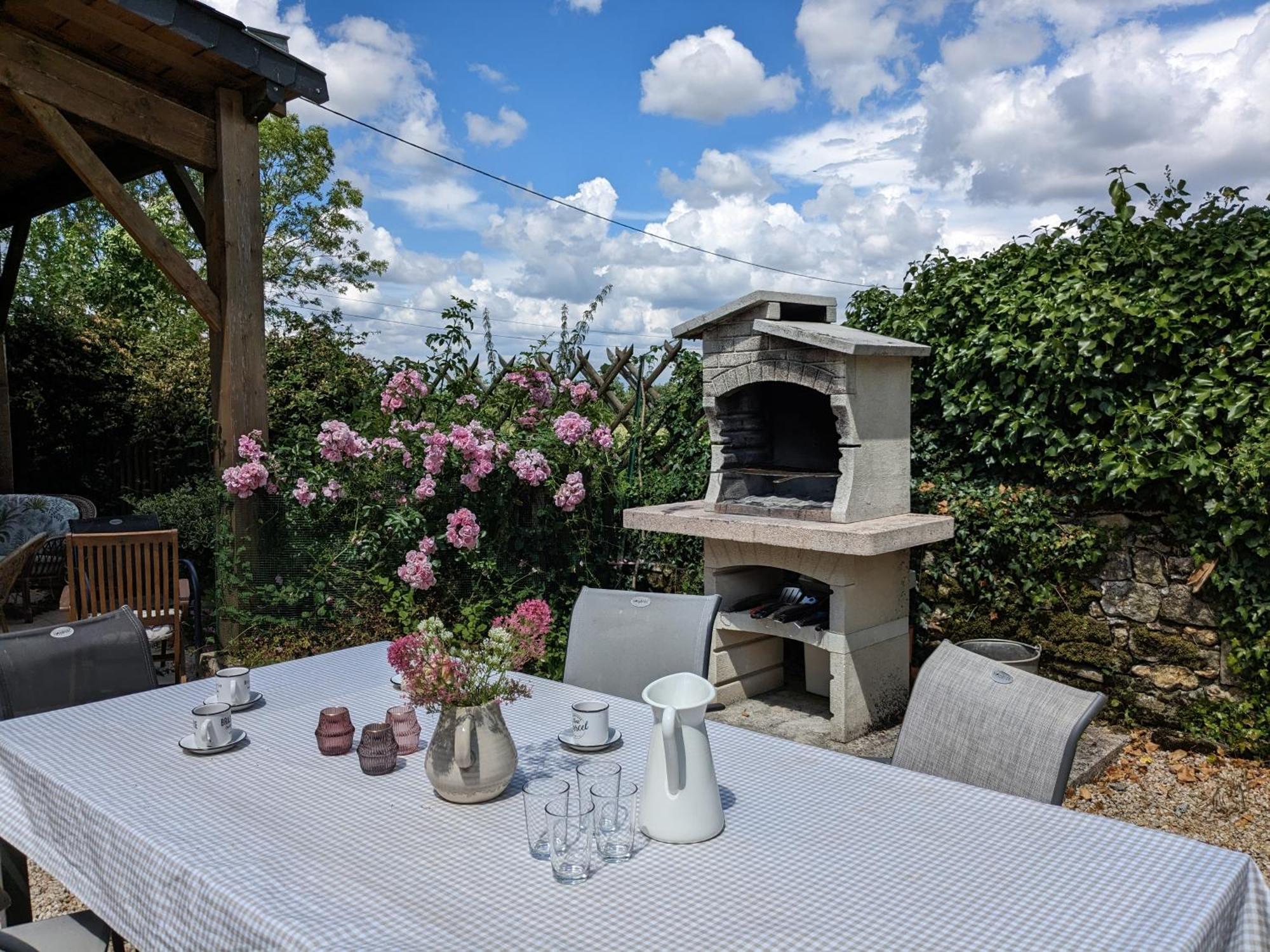 3 Self-Contained Gites With Pool And Games Room Saint-Georges-de-Noisne ภายนอก รูปภาพ