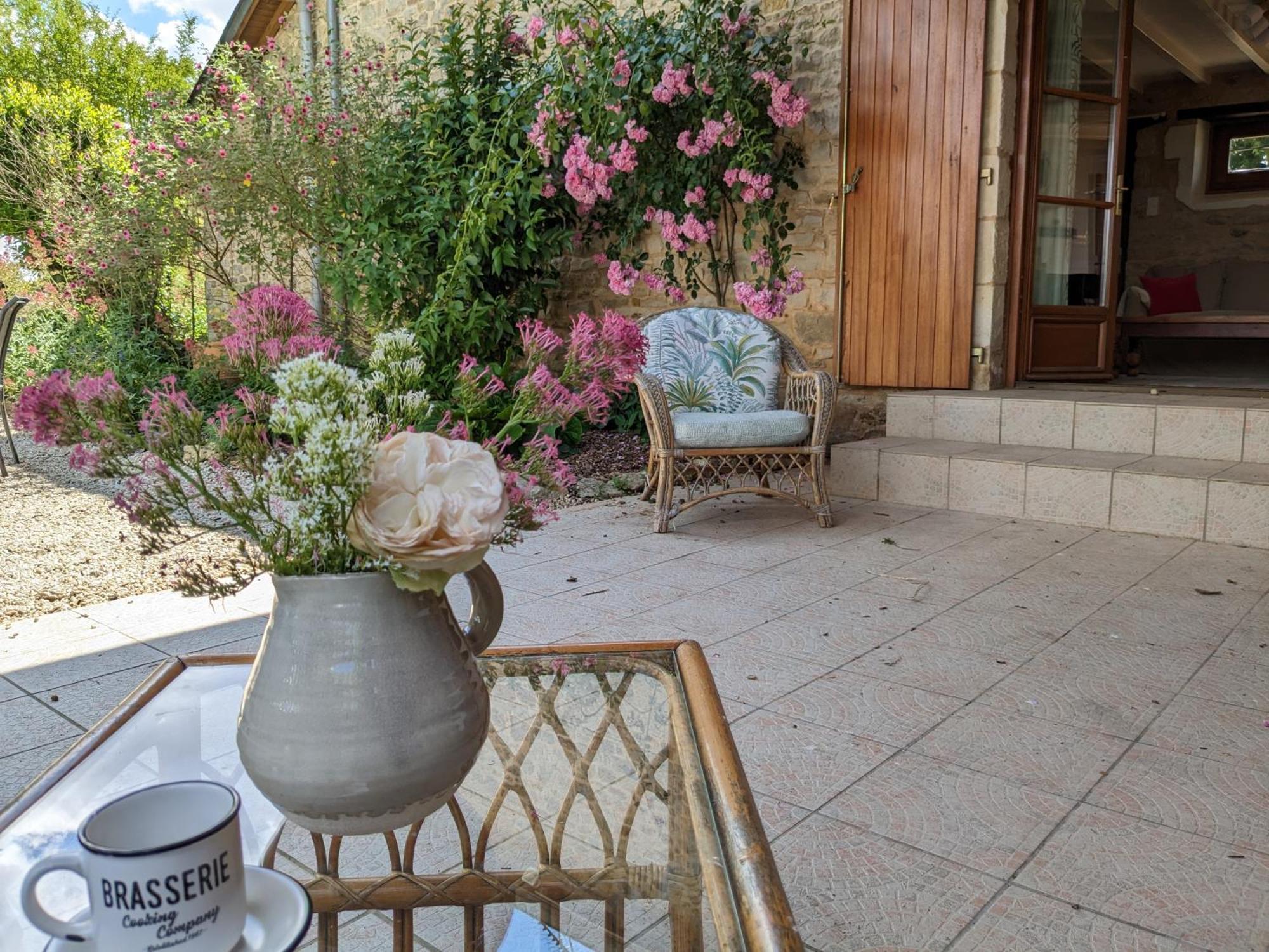 3 Self-Contained Gites With Pool And Games Room Saint-Georges-de-Noisne ภายนอก รูปภาพ